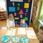 Dzieci wykonują ćwiczenia matematyczne