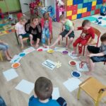Dzieci z grupy krasnoludków malują stopami