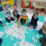 Dzieci za pomocą zmysłu wzroku wyszukują poznane litery