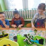 Sadzenie cebulek przez dzieci