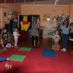 Uczestnicy dobranocki w przedszkolu podczas zabaw integracyjnych (1)