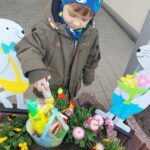 3 Chłopczyk odnalazł koszyczek w kwiatkach
