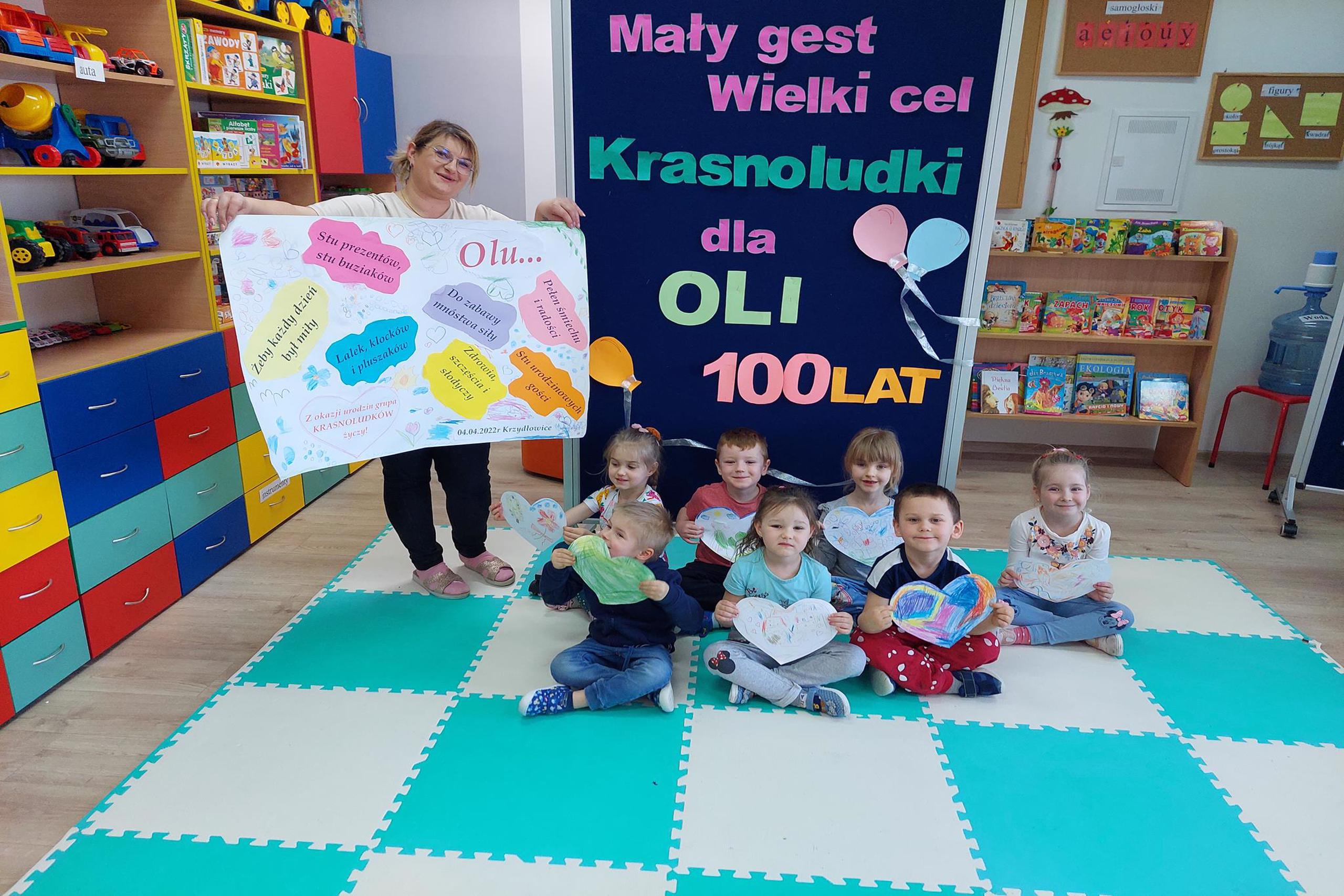 Dzieci podczas zajęć edukacyjnych- ptasia stołówka
