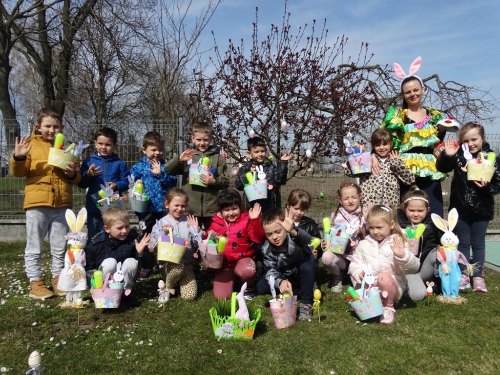 Stokrotki z prezentami od Zajączka