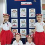 3 Dziewczynki prezentują kodeks młodego patrioty