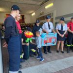 7 Dzieci wręczają upominki dla strażaków