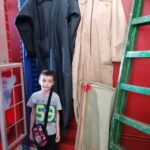 Chłopiec przed ubraniami ochronnymi