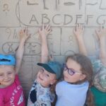 Dzieci odszikują liter z imienia