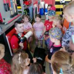 Dzieci oglądają samochód strażacki