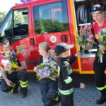Dzieci oglądają sprzęt pożarniczy