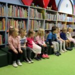 Dzieci podczas wizyty w bibliotece