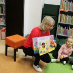 Dzieci podczas wizyty w bibliotece
