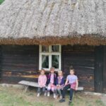Dzieci przed chatą