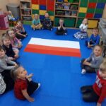 Dzieci układają flagę Tulipanki