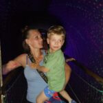 Mama z synkiem pokonuja trase czarnej dziury