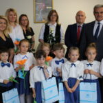 Przedstawiciele urzędu gminy i przedszkola z dziećmi