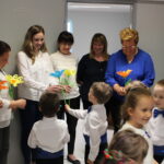 Przedszkolaki przekazują kwiaty pracownikom ZEASiP