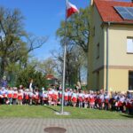 Przedszkolaki z nauczycielkami śpiewają hymn Polski
