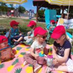 4 Dzieci prezentują bezpieczeństwo podczas pikniku