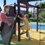 Dzieci na placu zabaw w szkole (2)
