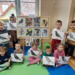 Dzieci prezentują wykonane przez siebie prace (Copy)