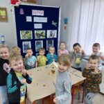 Dzieci przygotowują stanowisko do malowania budki lęgowej dla szpaka (Copy)