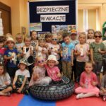 Dzieci z grupy Biedronek podczas zajęć - Bezpieczne wakacje (2)