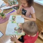 Dzieci z oddziału Mrówki oglądaja książki Jana Brzechwy (3)