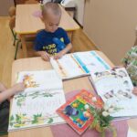 Dzieci z oddziału Mrówki oglądaja książki Jana Brzechwy (4)