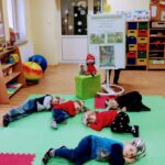 Dzieci z opaskami zwierząt śpiących w dzień (Copy)