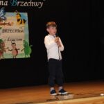 Dziecko recytuje wiersz na scenie