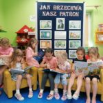 Dziewczynki czytają wiersze Jana Brzechwy