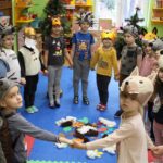 Przedszkolaki przebrane za zwierzęta leśne tańczą z Krasnalem (Copy)