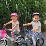 dzieci na rowerze w kaskach