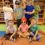 dzieci z czapkami i okularami