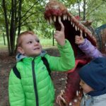 3 Chłopiec sprawdza czy dinozaury miały ostre zęby