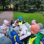 Dzieci z Oddziału Mrówki zapoznają się z historią dinozaura