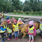Dzieci z grupy Pszczółek przy dinozaurze 1