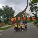 Dzieci z grupy Pszczółek przy dinozaurze 3