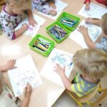 dzieci kolorują Książeczkę Przedszkolaka