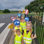 7 Dzieci z oddzialu Krzydłowice prezentują poznane znaki drogowe
