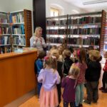 Bibliotekarka wyjaśnia zasady korzystania z biblioteki