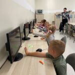 Dzieci na stanowiskach komputerowych