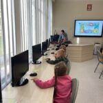 Dzieci na stanowiskach komputerowych (2)
