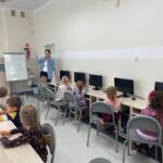 Dzieci na stanowiskach komputerowych (3)