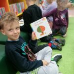 Dzieci oglądają książki (3)