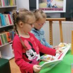 Dzieci oglądają książki (4)