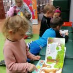 Dzieci oglądają książki (5)