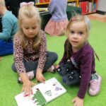 Dzieci oglądają książki (6)