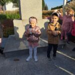 Dzieci pod pomnikiem składają znicz, poznajemy lokalną historię (3)